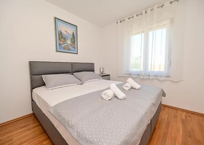 Apartman Ajduk With Parking And Terrace