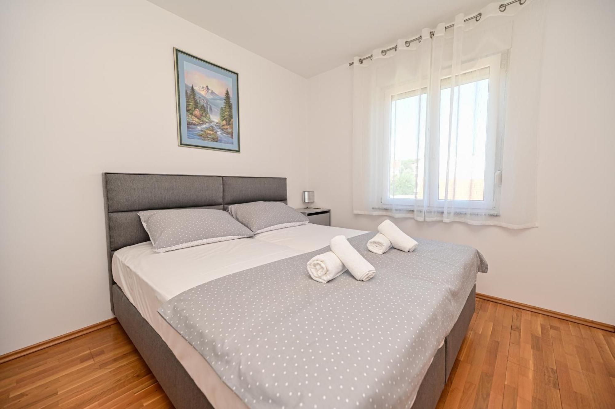 Apartman Ajduk With Parking And Terrace