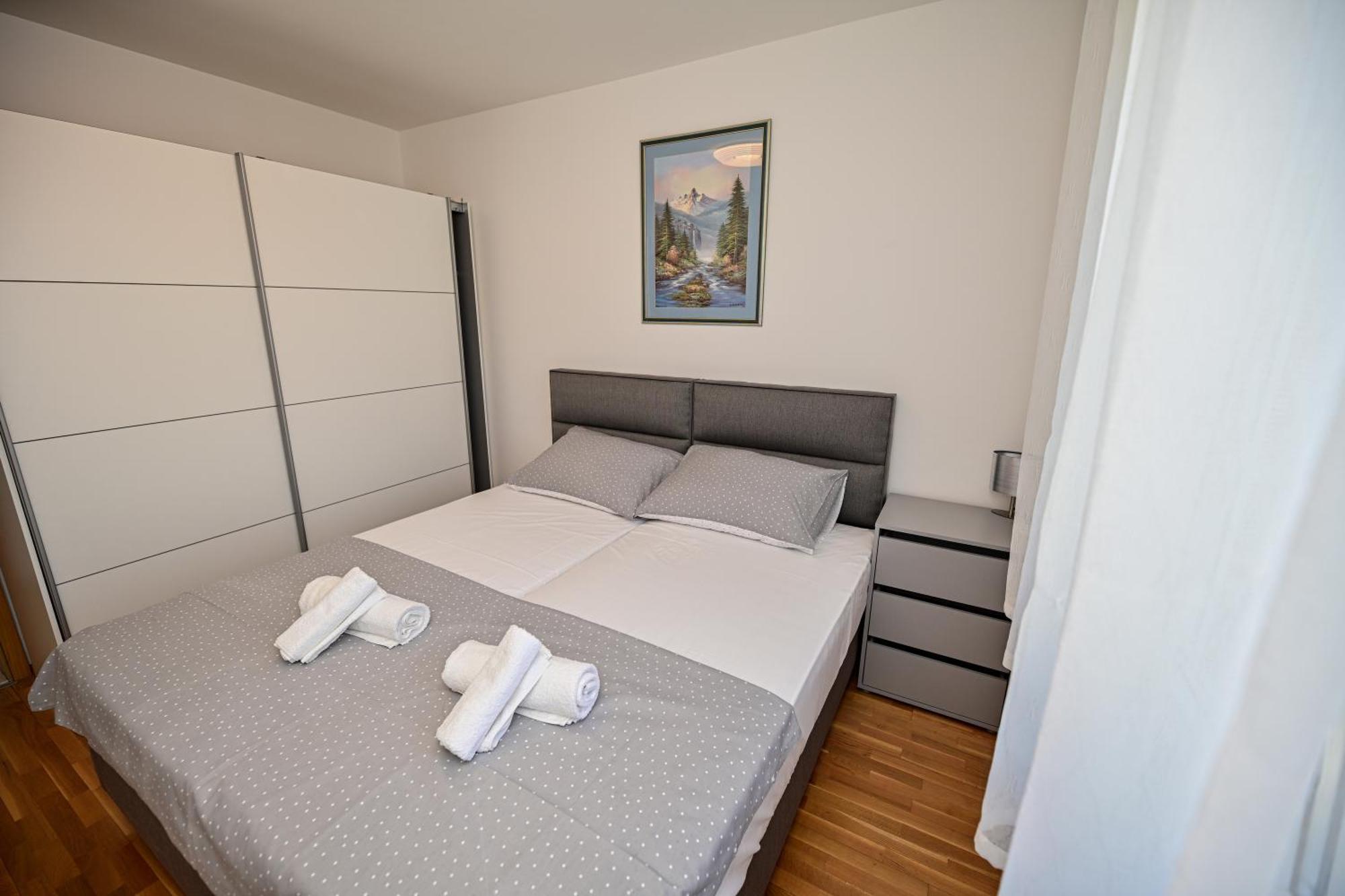 Apartment Apartman Ajduk With Parking And Terrace